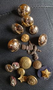 Small batch of Military buttons etc.