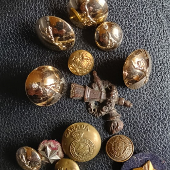 Small batch of Military buttons etc.